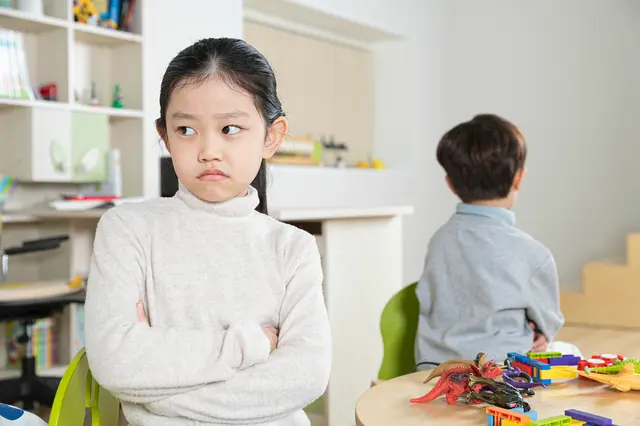 囲碁教室で子どもたちが反発するシーン