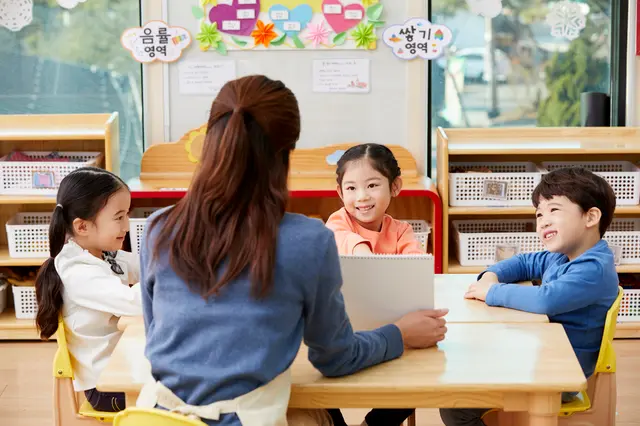 子どもが片付けに戸惑っている様子