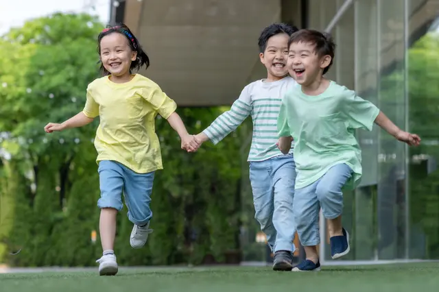 囲碁教室で子どもたちが反発するシーン